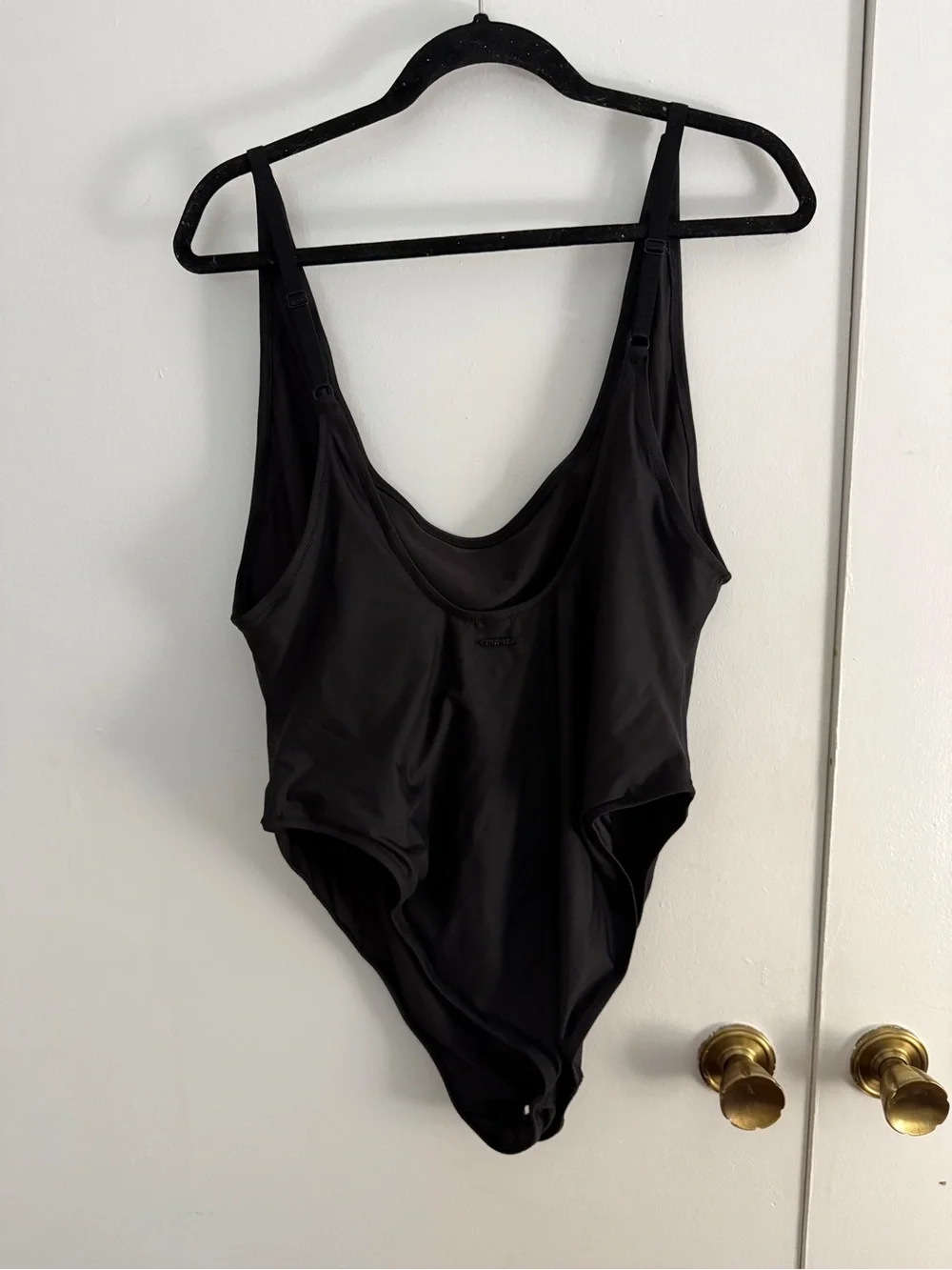 SKIMS SIGNATURE SWIM SCOOP NECK ONE PIECE